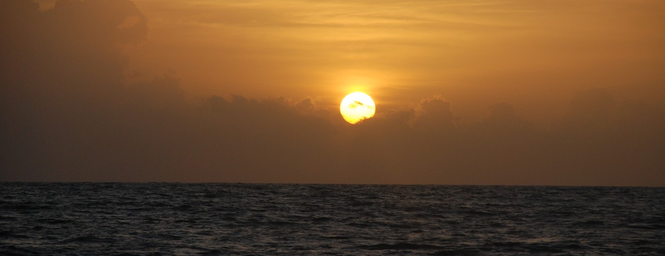 Image of a sun above the sea