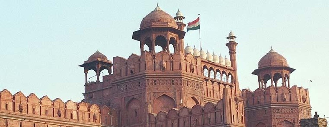 Picture of Delhi fort with Indian flag